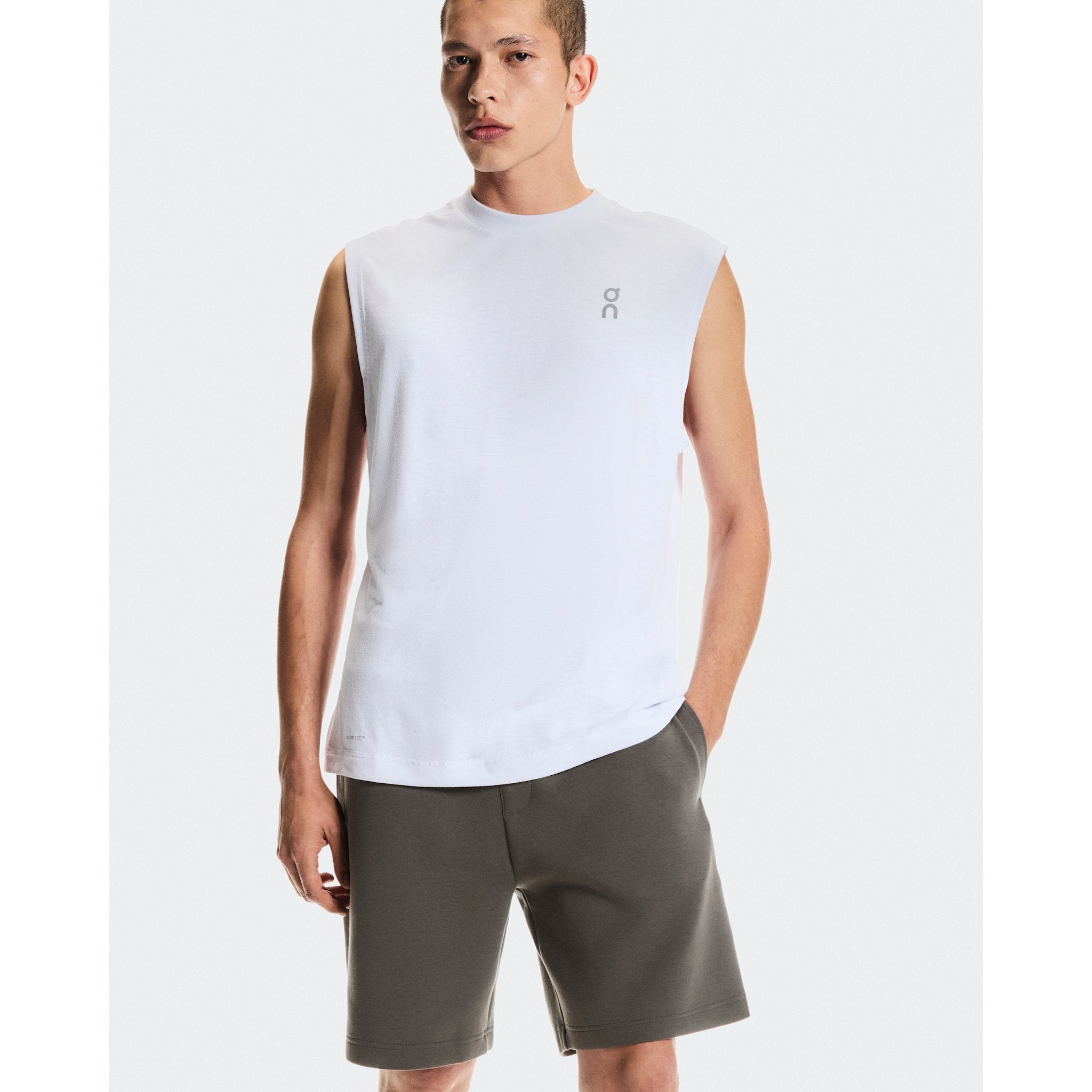 On Focus Tech Shorts Shadow