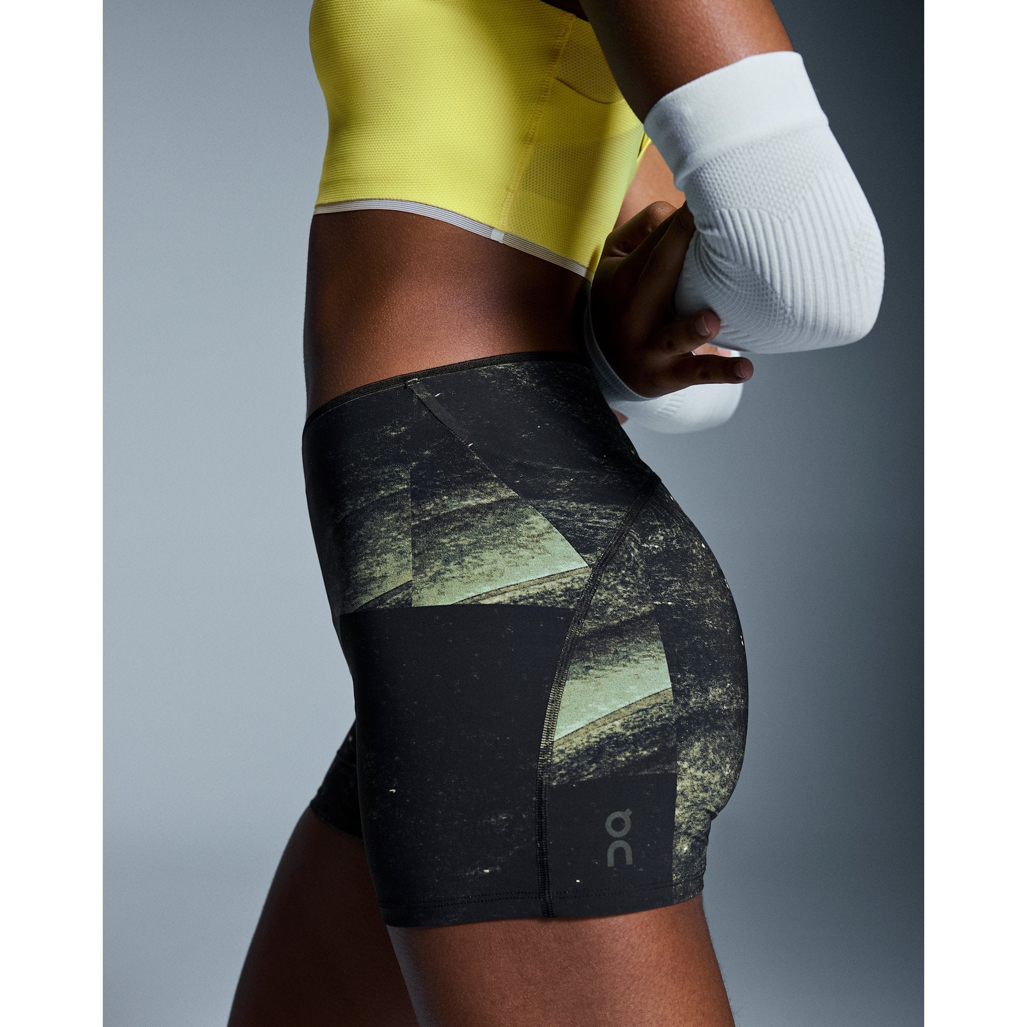 On Race Tights Short Black | Limelight