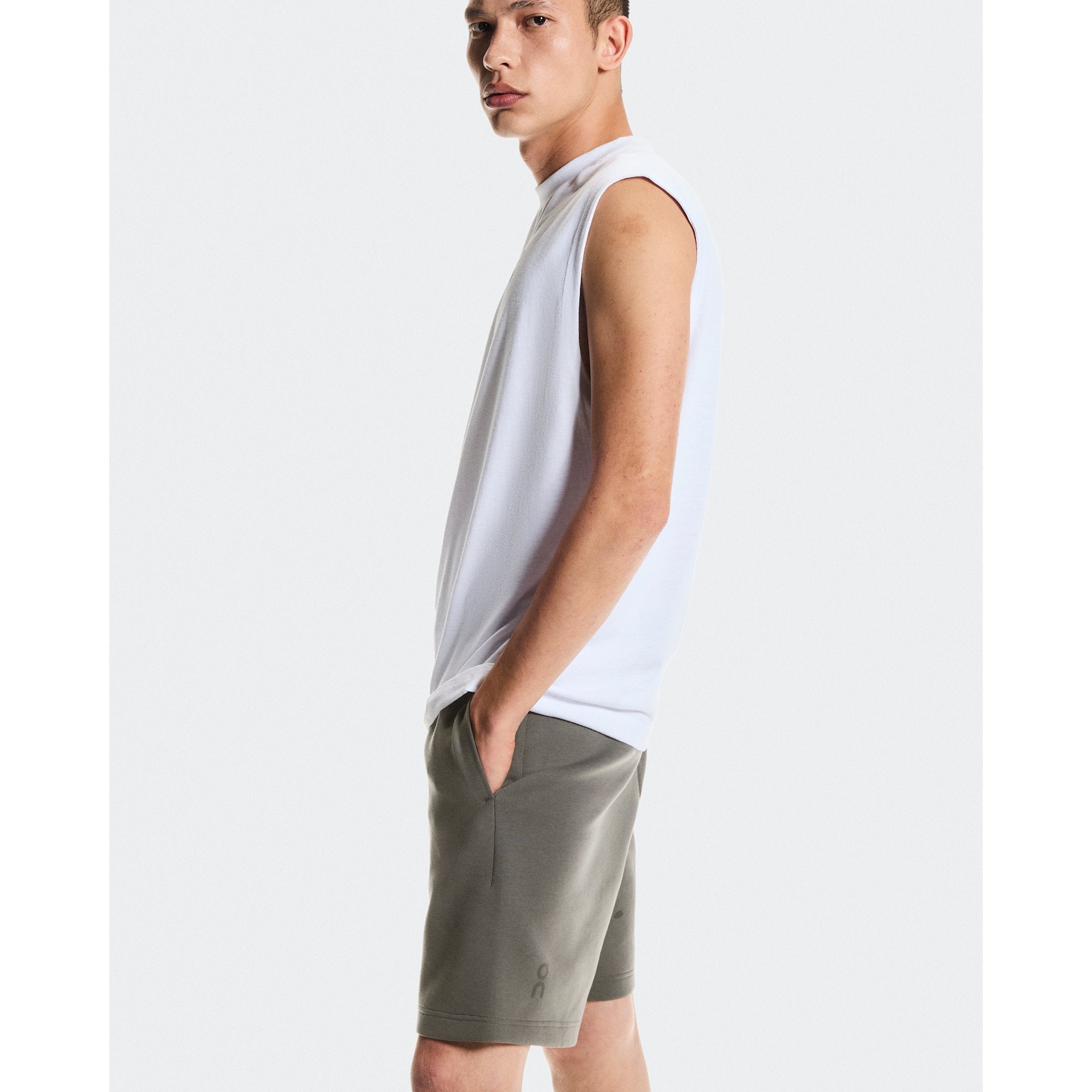 On Focus Tech Shorts Shadow