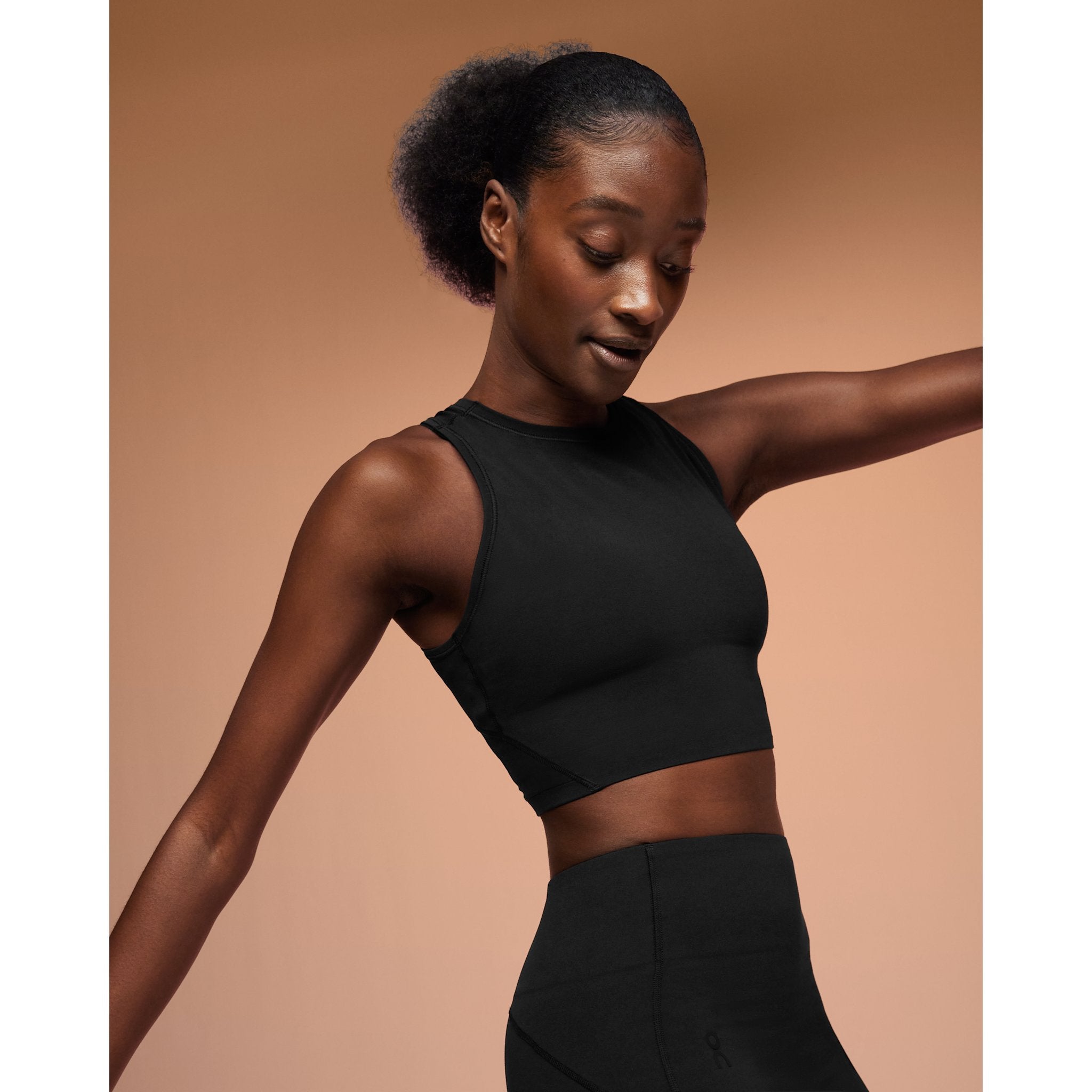 On Movement Crop Black