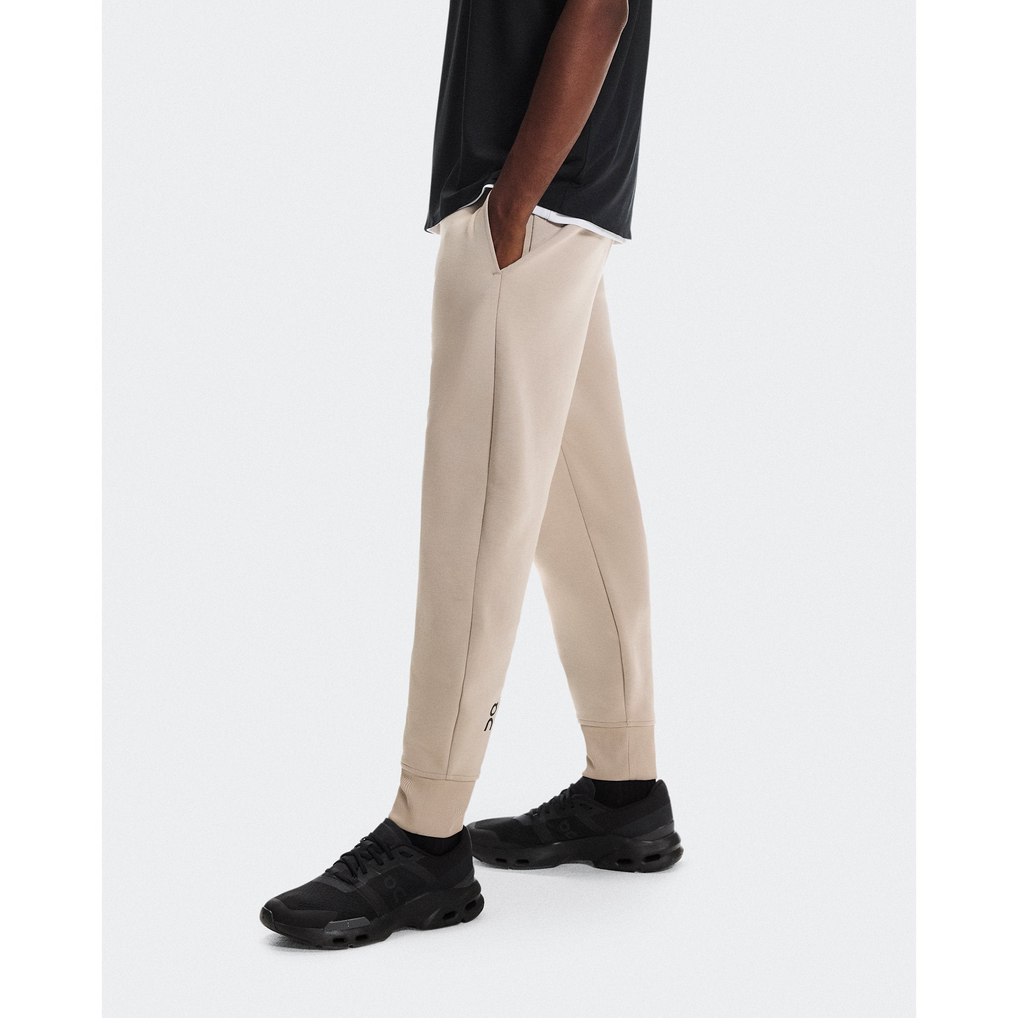 On Focus Tech Sweatpants Desert