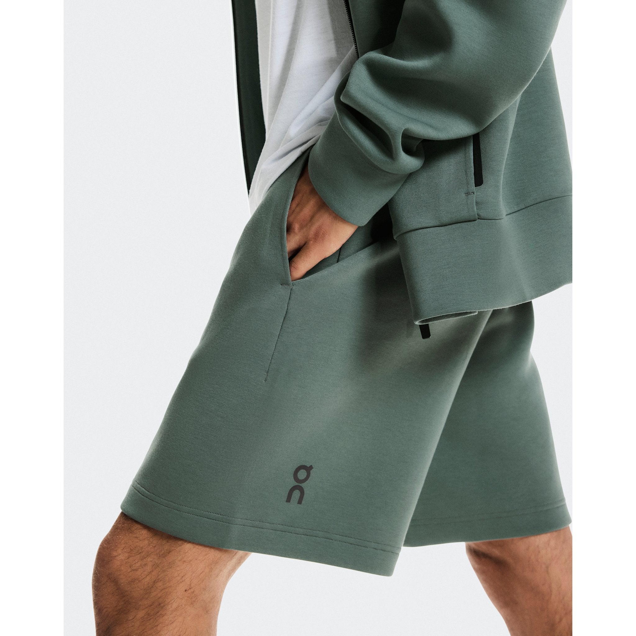 On Focus Tech Shorts Olive