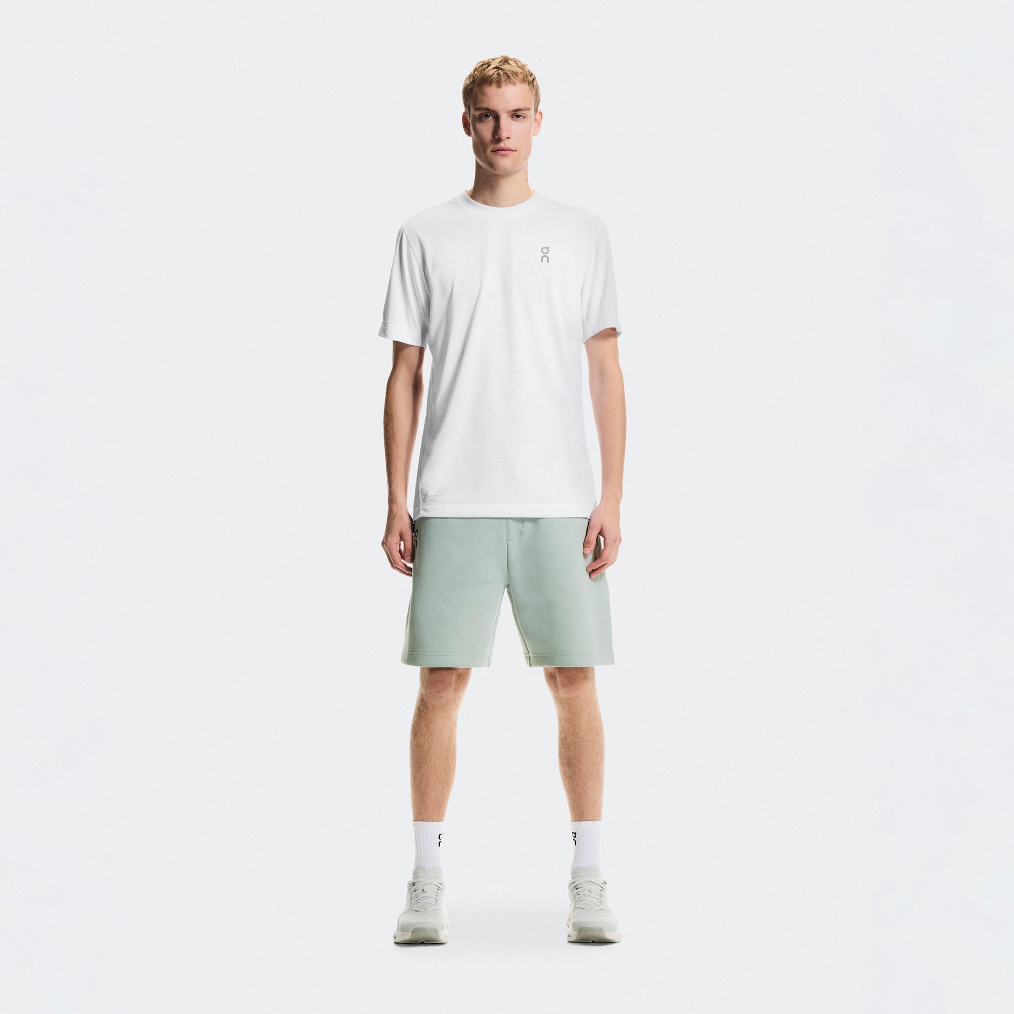 On Focus Tech Shorts Shadow