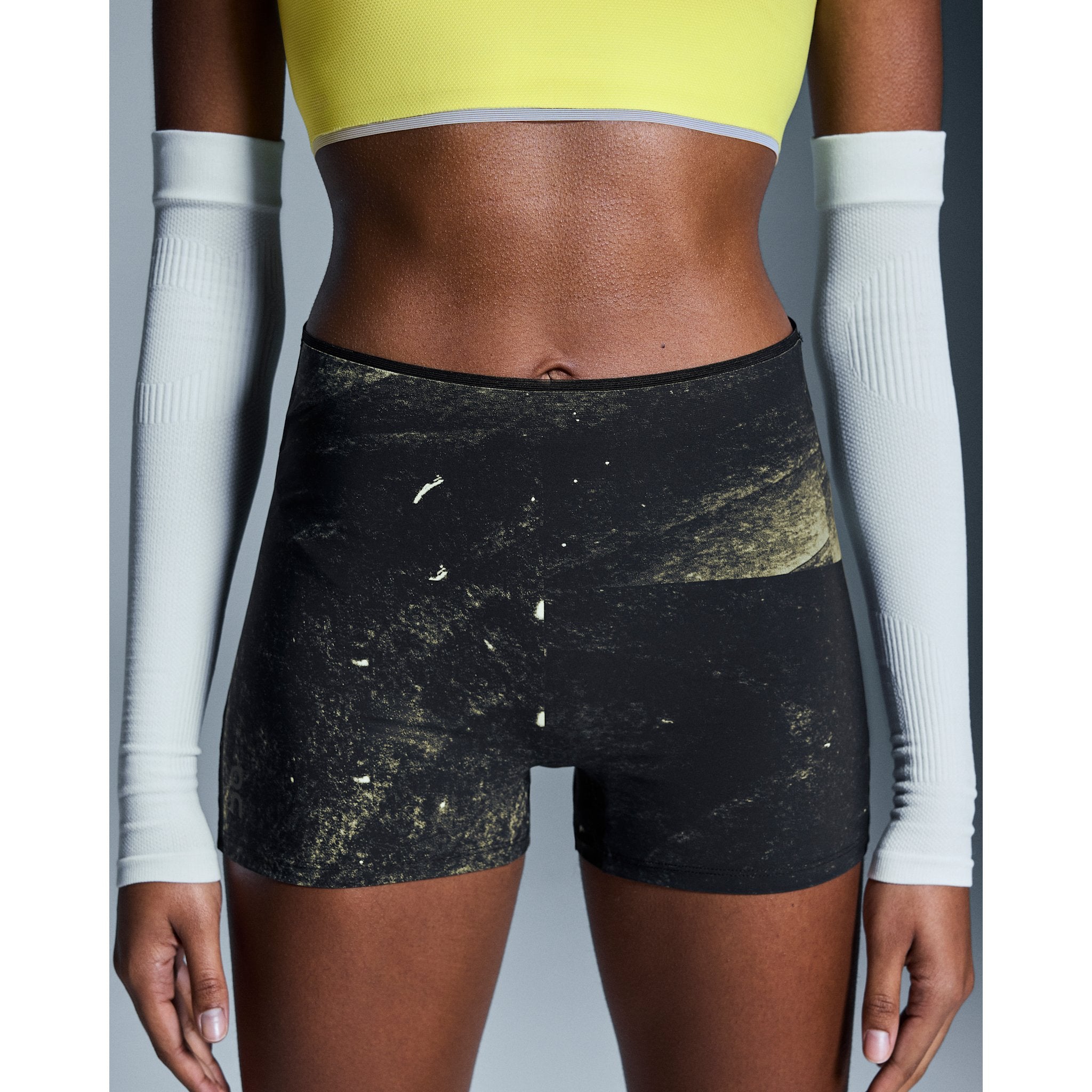 On Race Tights Short Black | Limelight