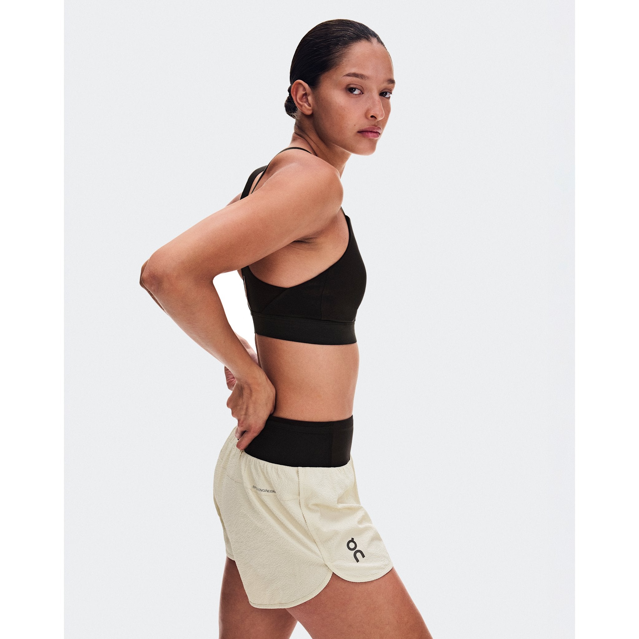 On Performance Volt Shorts Hare