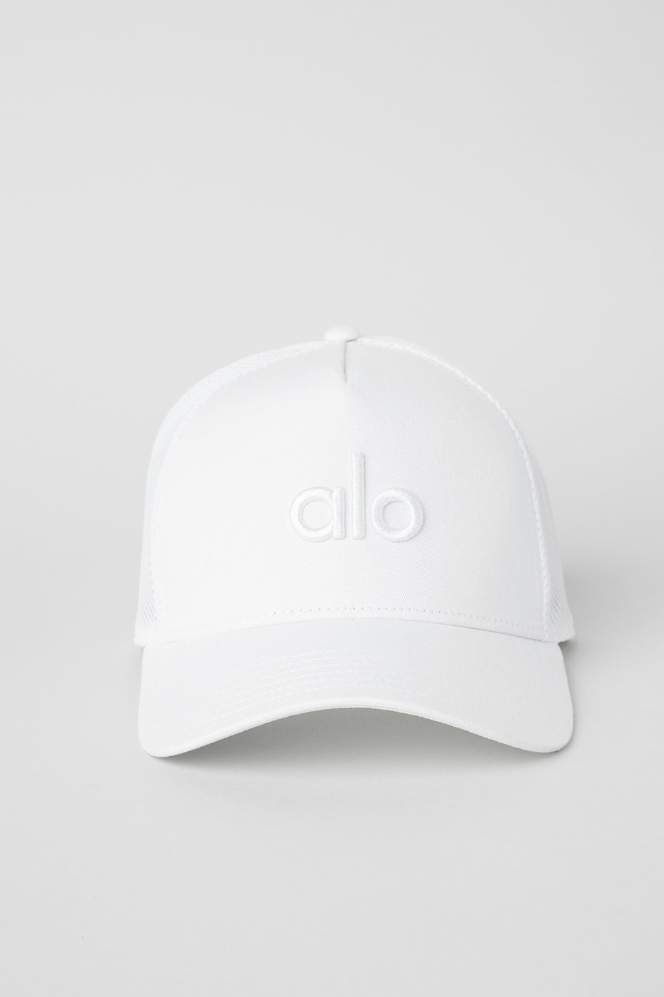 Alo Yoga District Trucker Hat - White/White