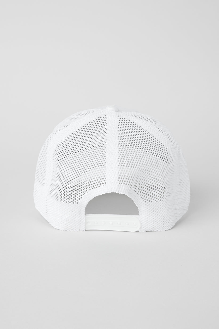 Alo Yoga District Trucker Hat - White/White