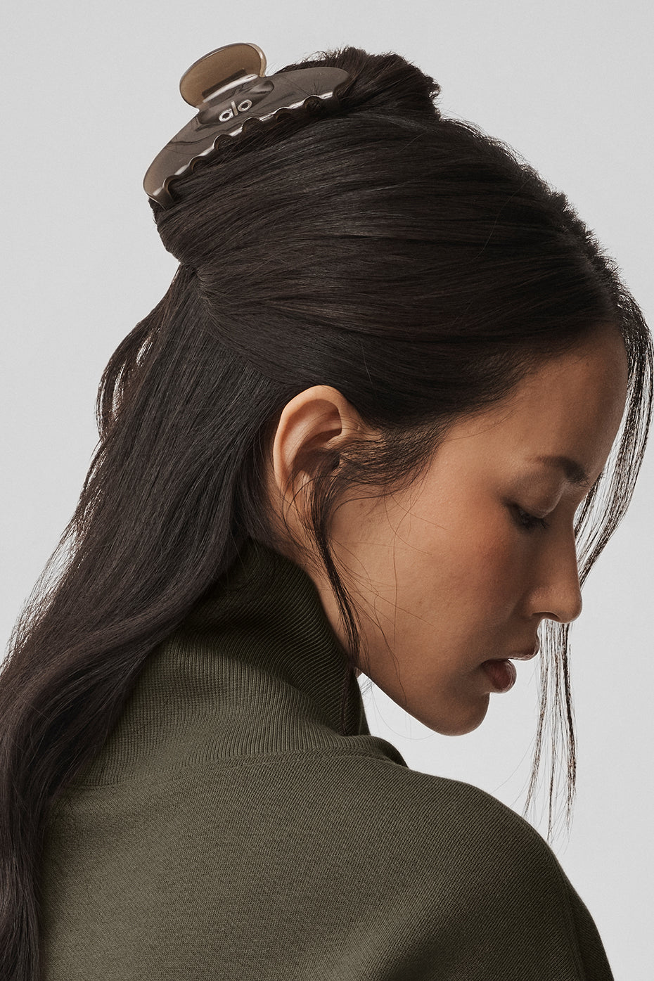 Alo Yoga 90's Claw Clip - Olive Tree Clear