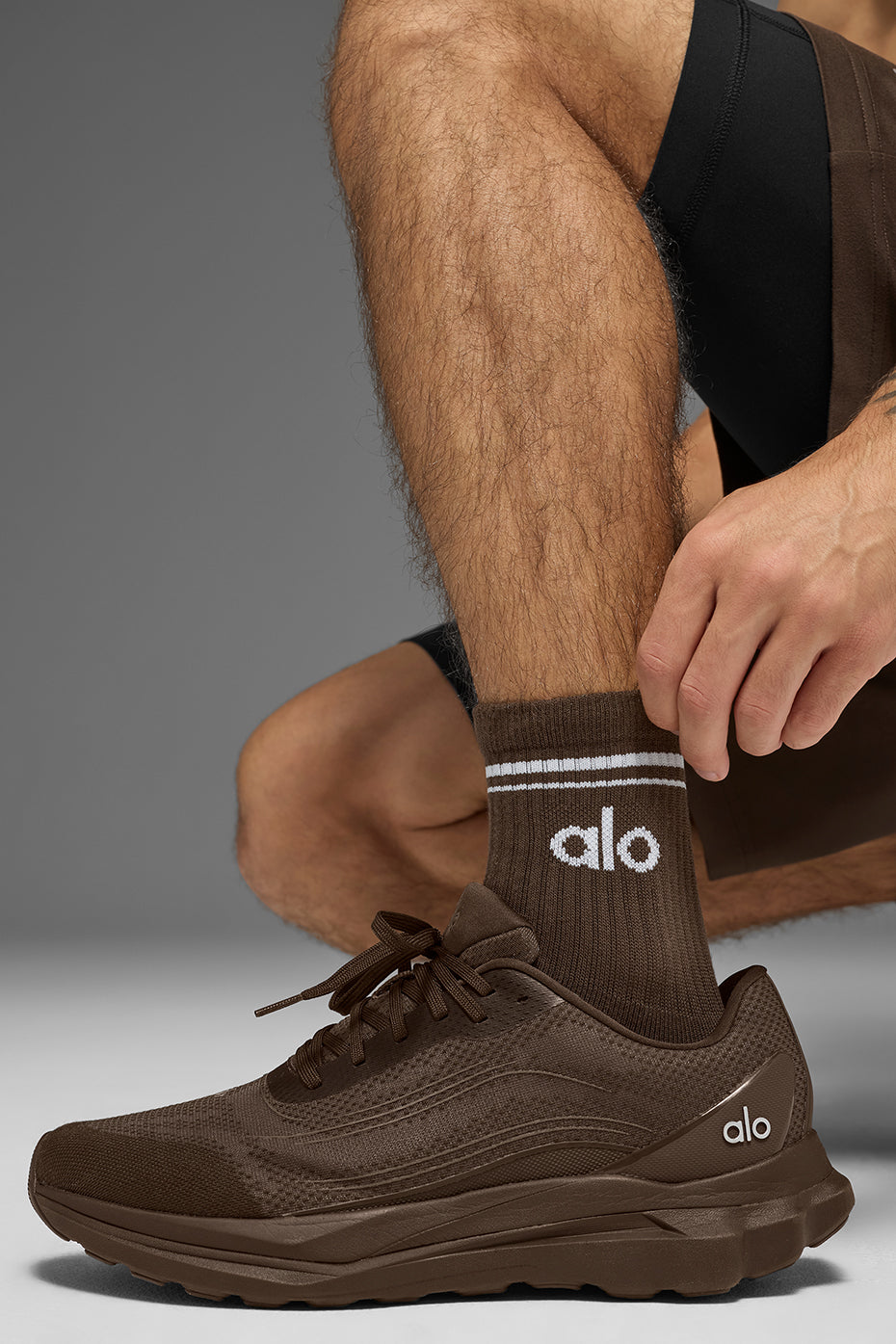 Alo Yoga Unisex Half-Crew Throwback Sock - Espresso/White