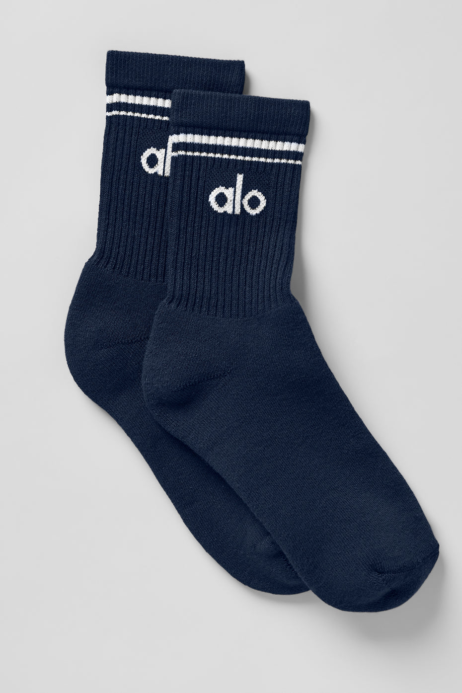 Alo Yoga Unisex Half-Crew Throwback Sock - Navy/White