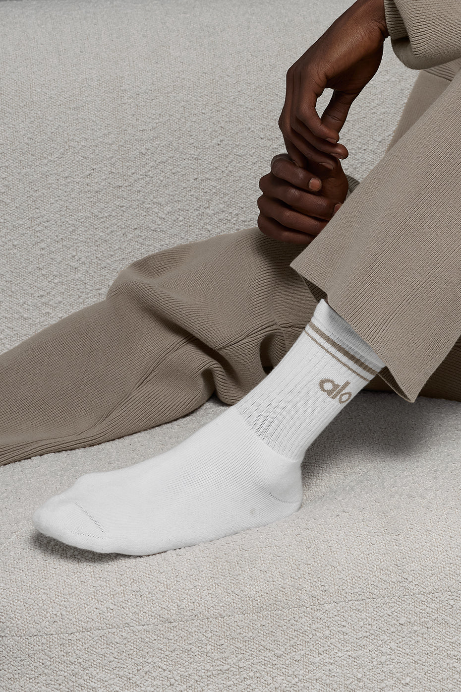 Alo Yoga Unisex Half-Crew Throwback Sock - White/Light Cocoa