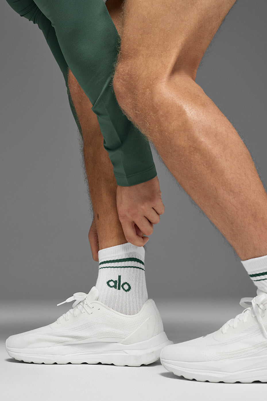 Alo Yoga Unisex Half-Crew Throwback Sock - White/Clover Green