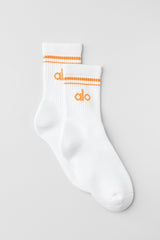Alo Yoga Unisex Half-Crew Throwback Sock - White/Satsuma Breeze