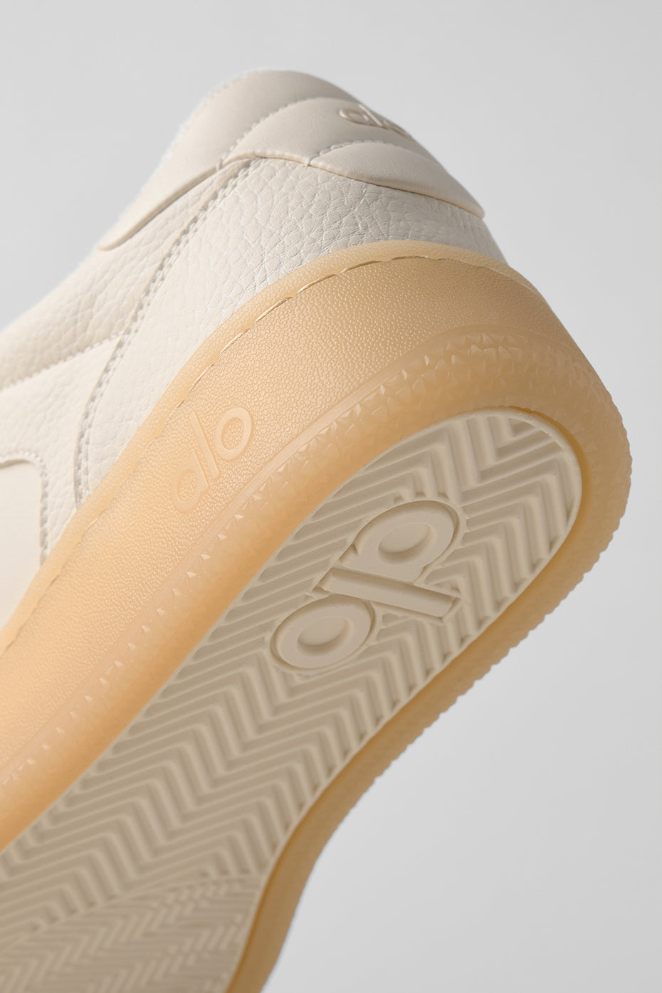 Alo Yoga ALO Recovery Mode Sneaker - Clay