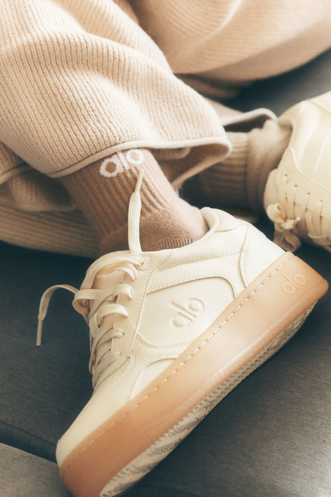 Alo Yoga ALO Recovery Mode Sneaker - Clay