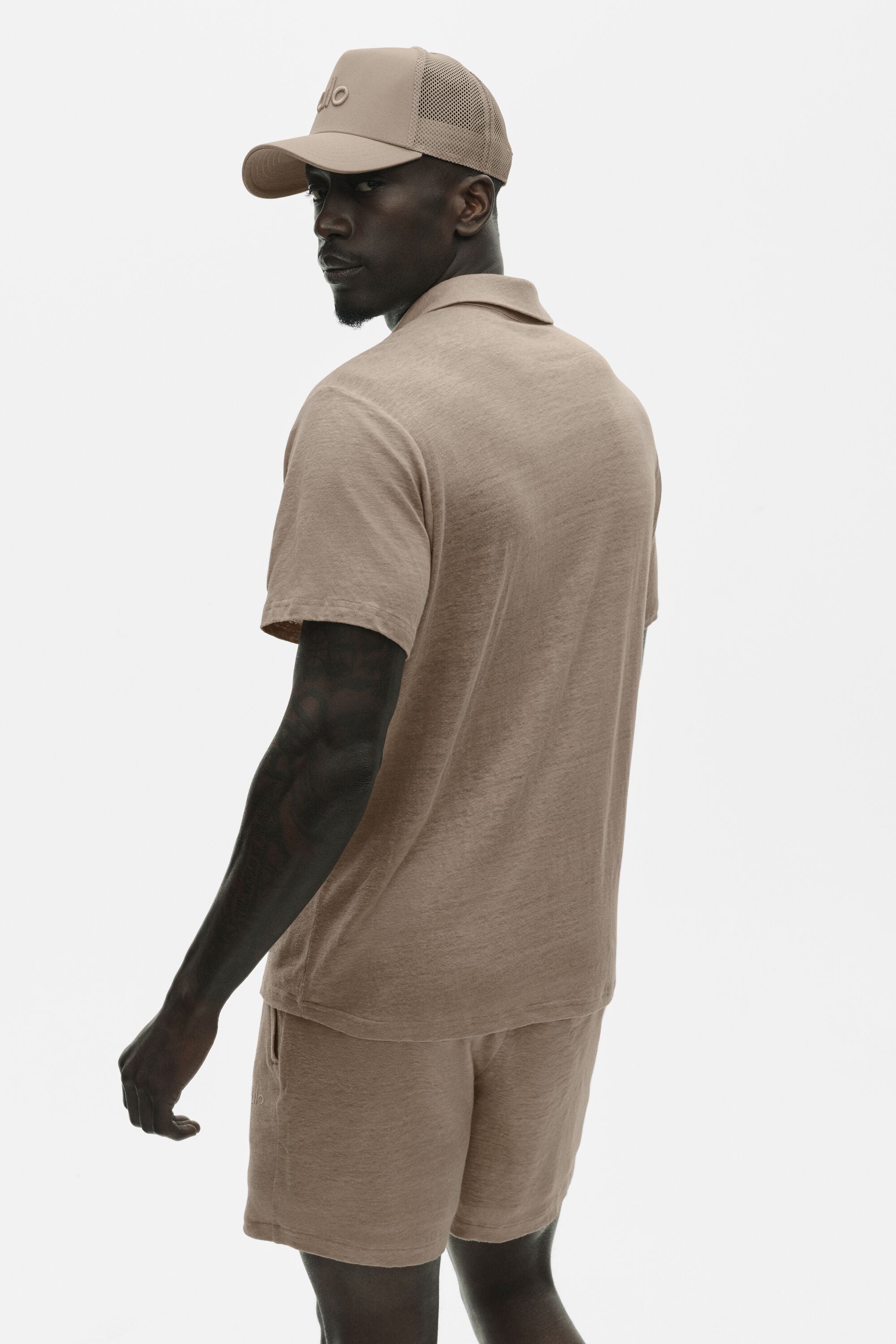Alo Yoga Linen Jersey Coastal Short Sleeve Polo - Gravel
