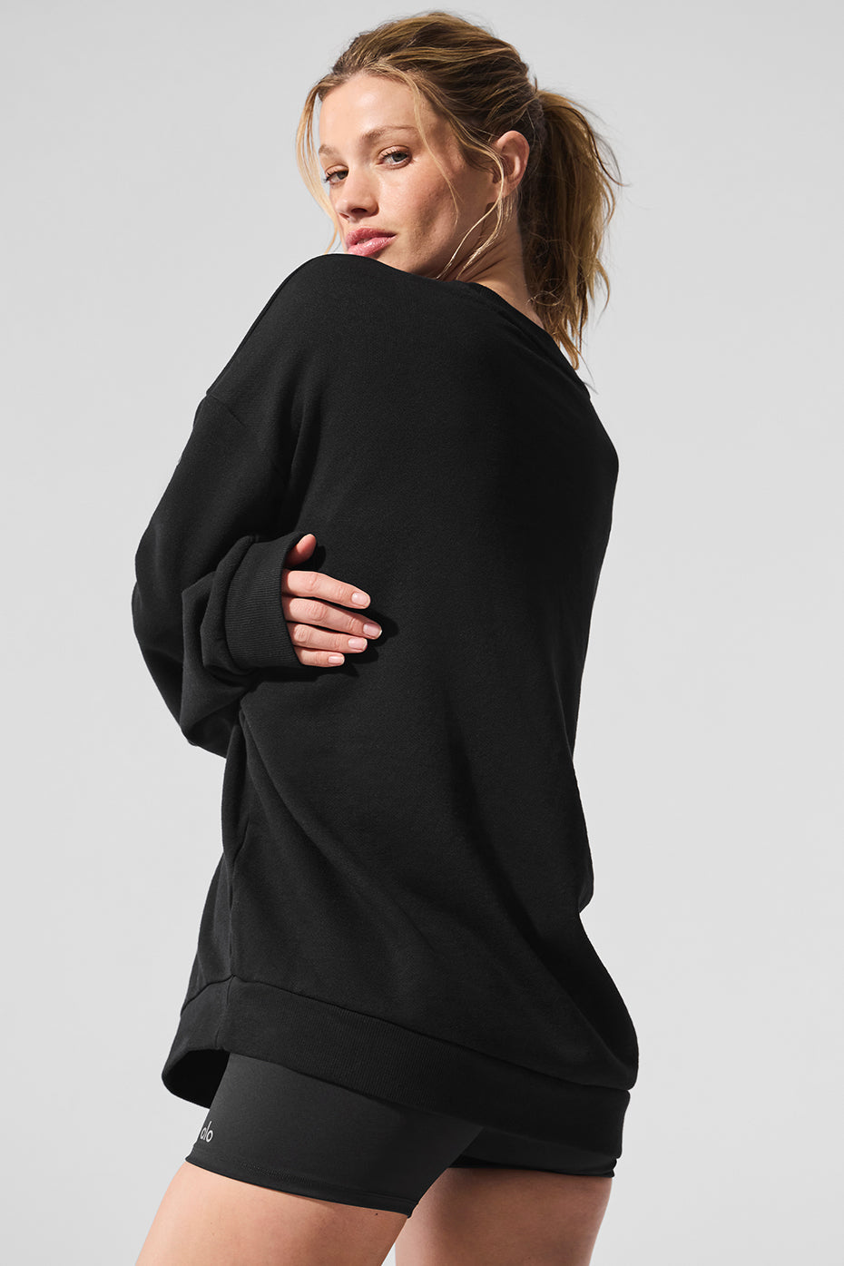 Alo Yoga Chill Crew Neck Pullover - Black