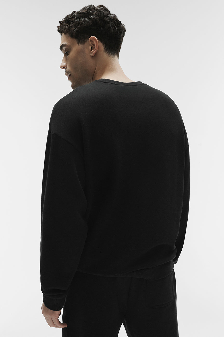 Alo Yoga Chill Crew Neck Pullover - Black