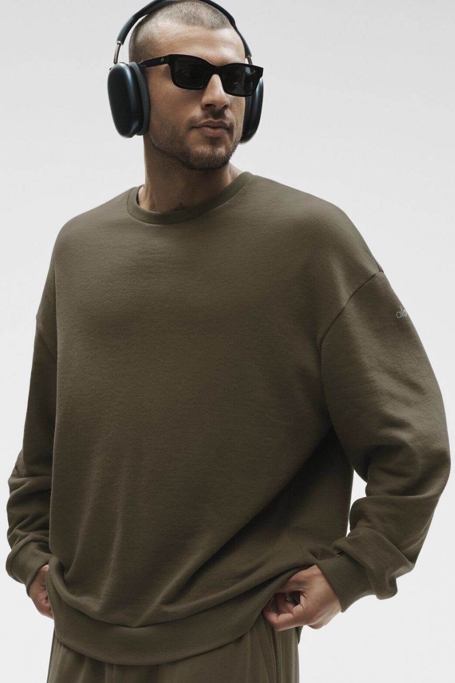 Alo Yoga Chill Crew Neck Pullover - Olive Tree