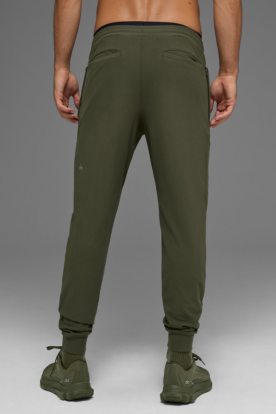 Alo Yoga Conquer Max Performance Jogger - Green Olive