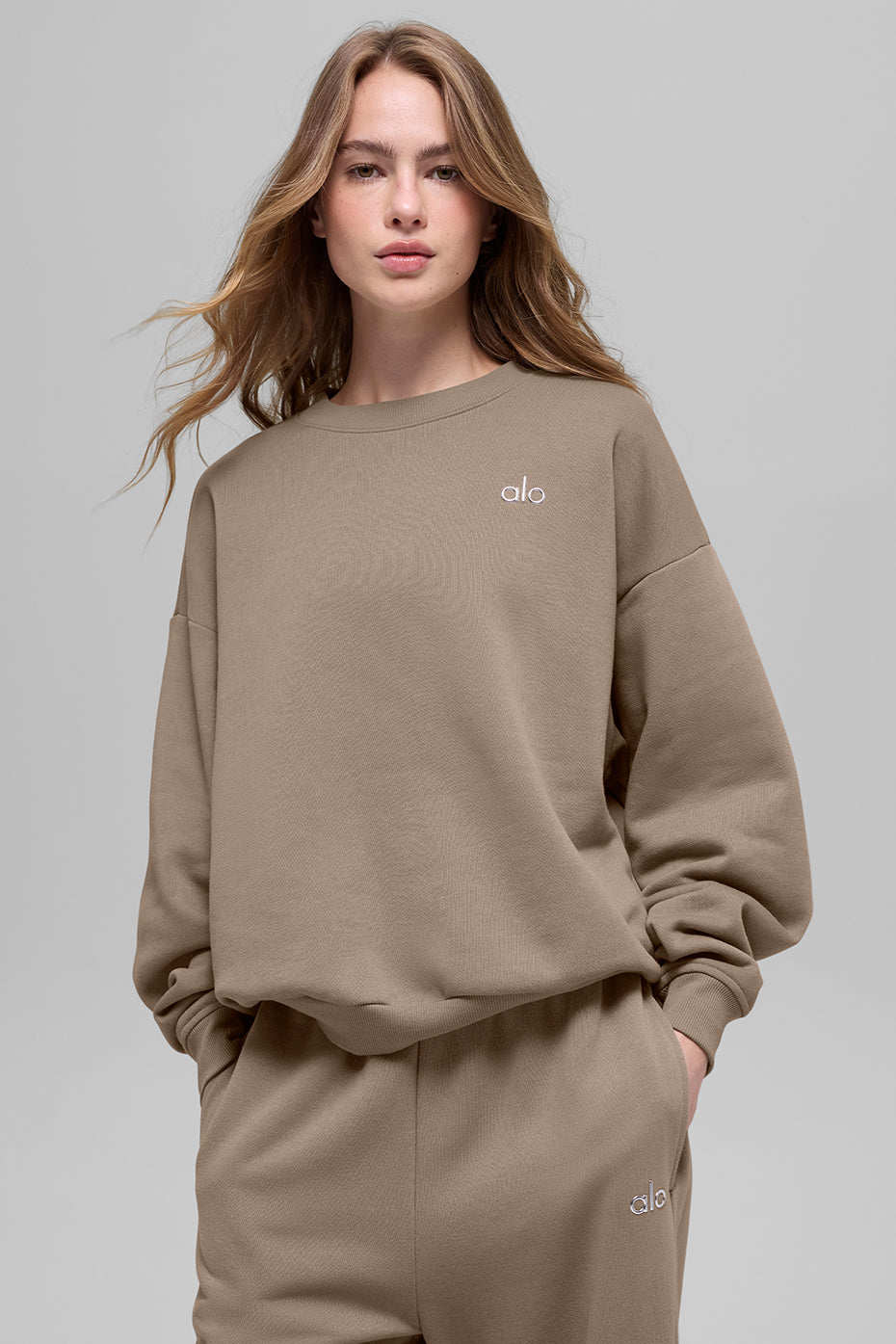Alo Yoga Accolade Crew Neck Pullover - Gravel