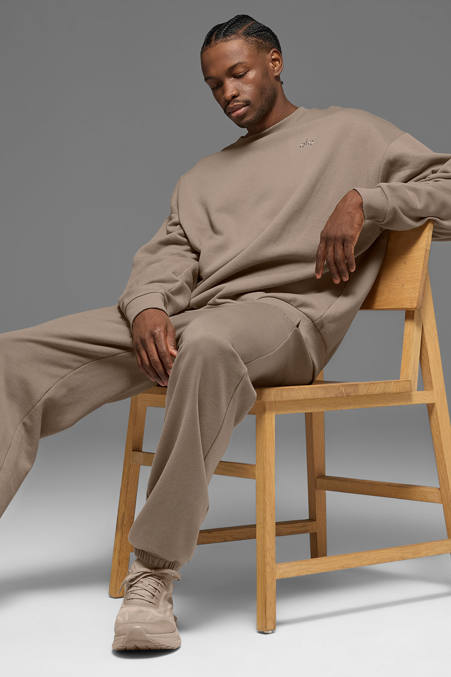Alo Yoga Accolade Crew Neck Pullover - Gravel
