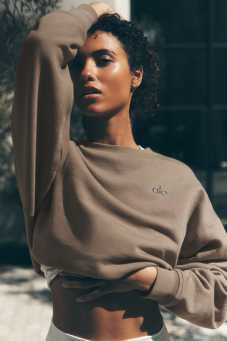 Alo Yoga Accolade Crew Neck Pullover - Gravel