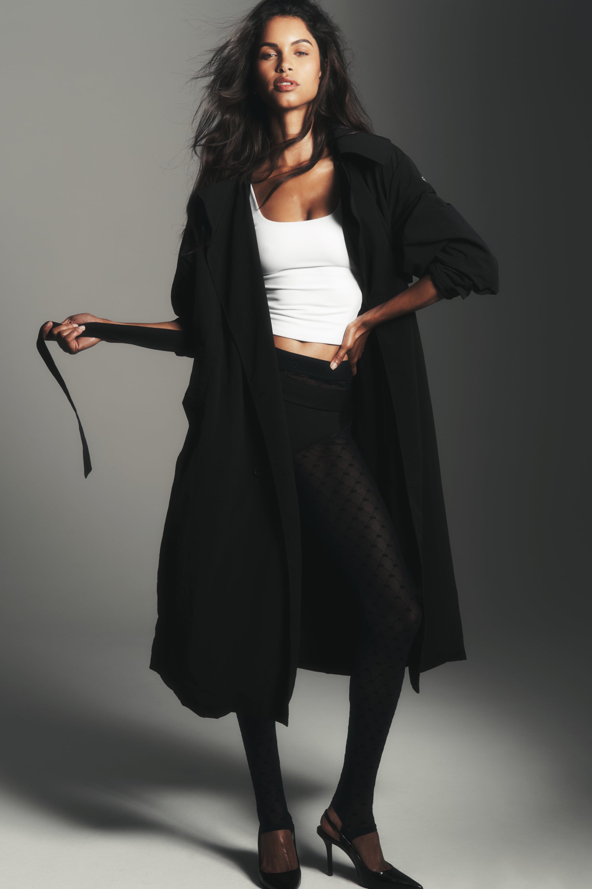 Alo Yoga Crinkle On The Move Trench - Black