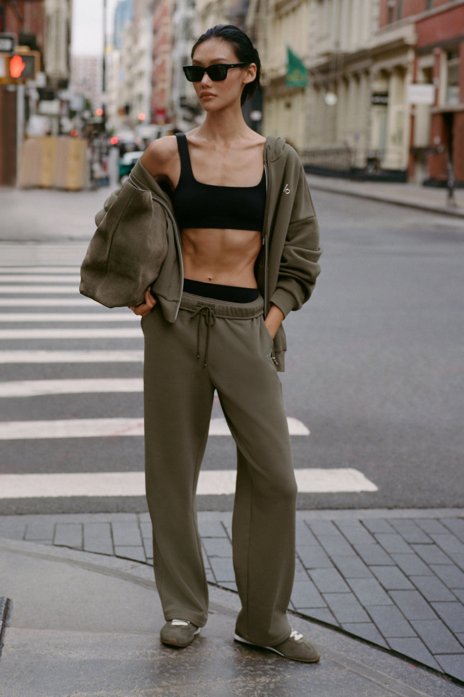 Alo Yoga Accolade Straight Leg Sweatpant - Olive Tree