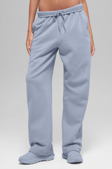 Alo Yoga Accolade Straight Leg Sweatpant - Winter Frost