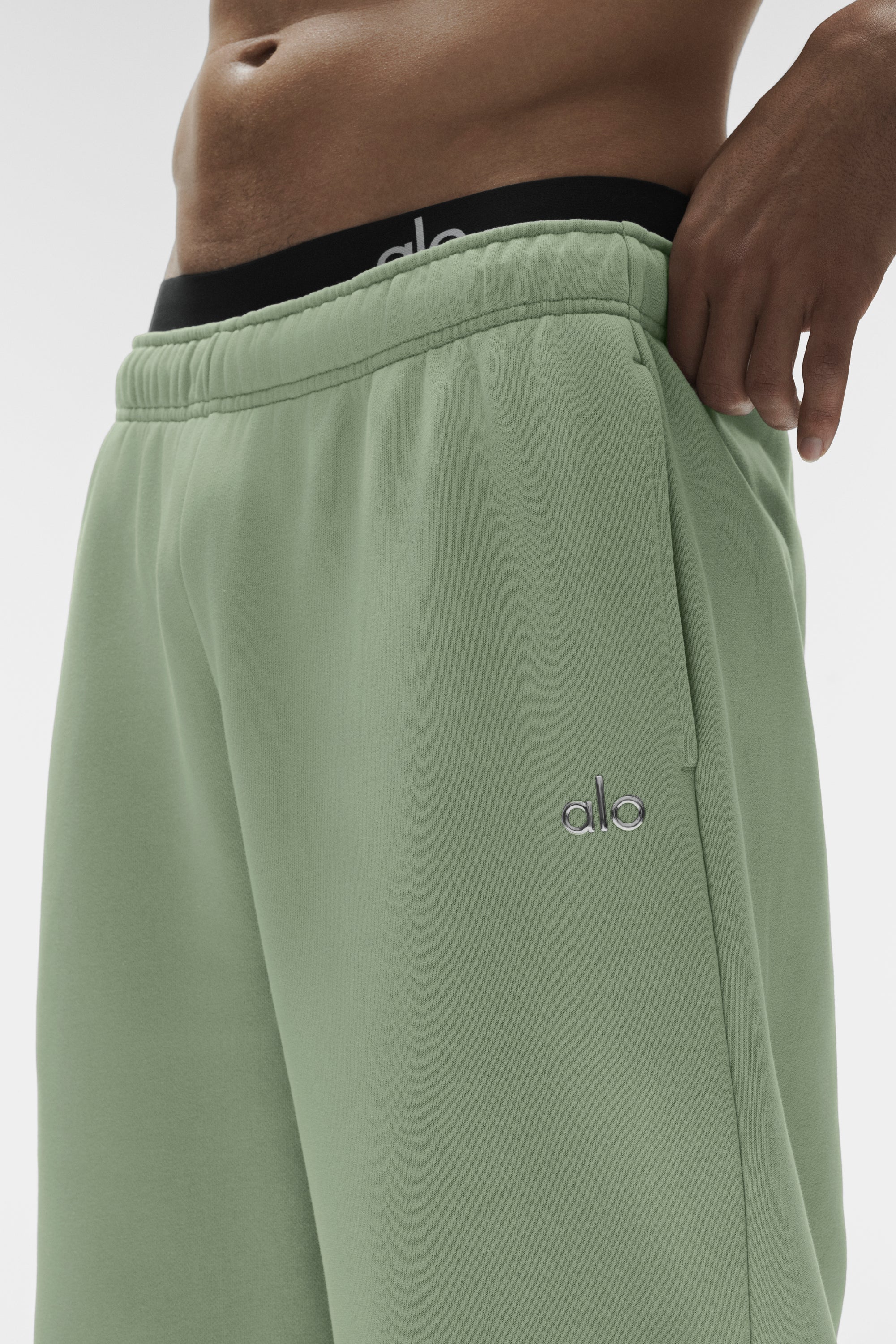 Alo Yoga Accolade Straight Leg Sweatpant - Dune Grass