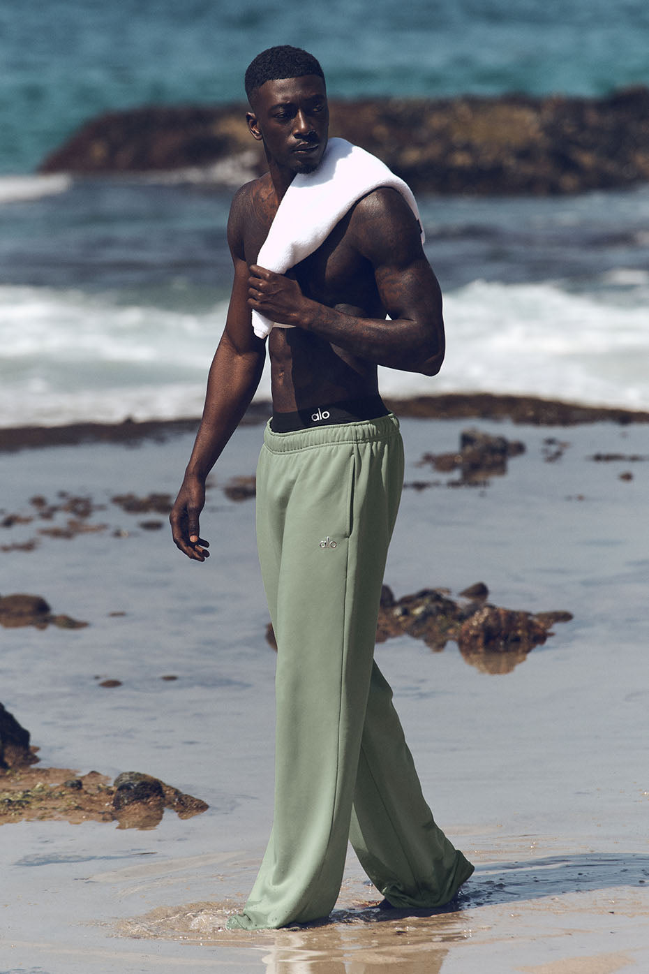 Alo Yoga Accolade Straight Leg Sweatpant - Dune Grass