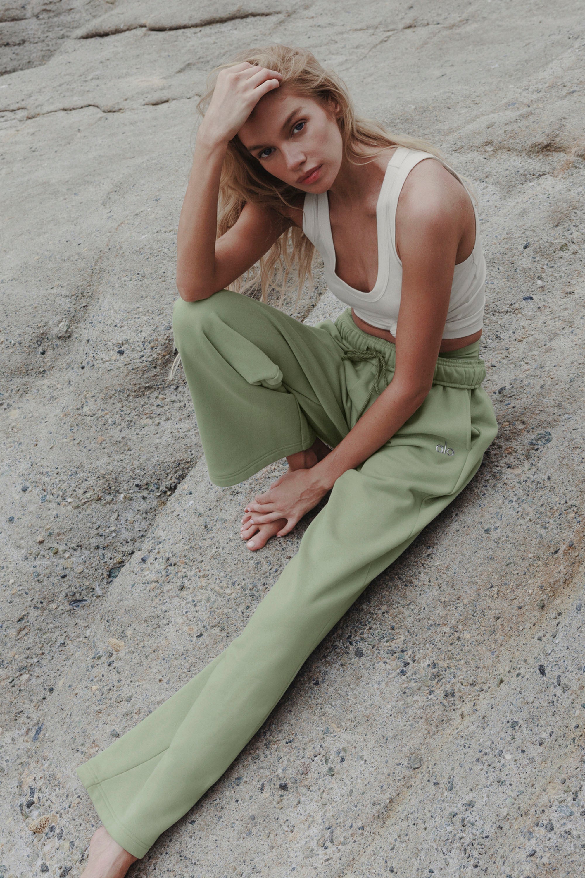 Alo Yoga Accolade Straight Leg Sweatpant - Dune Grass