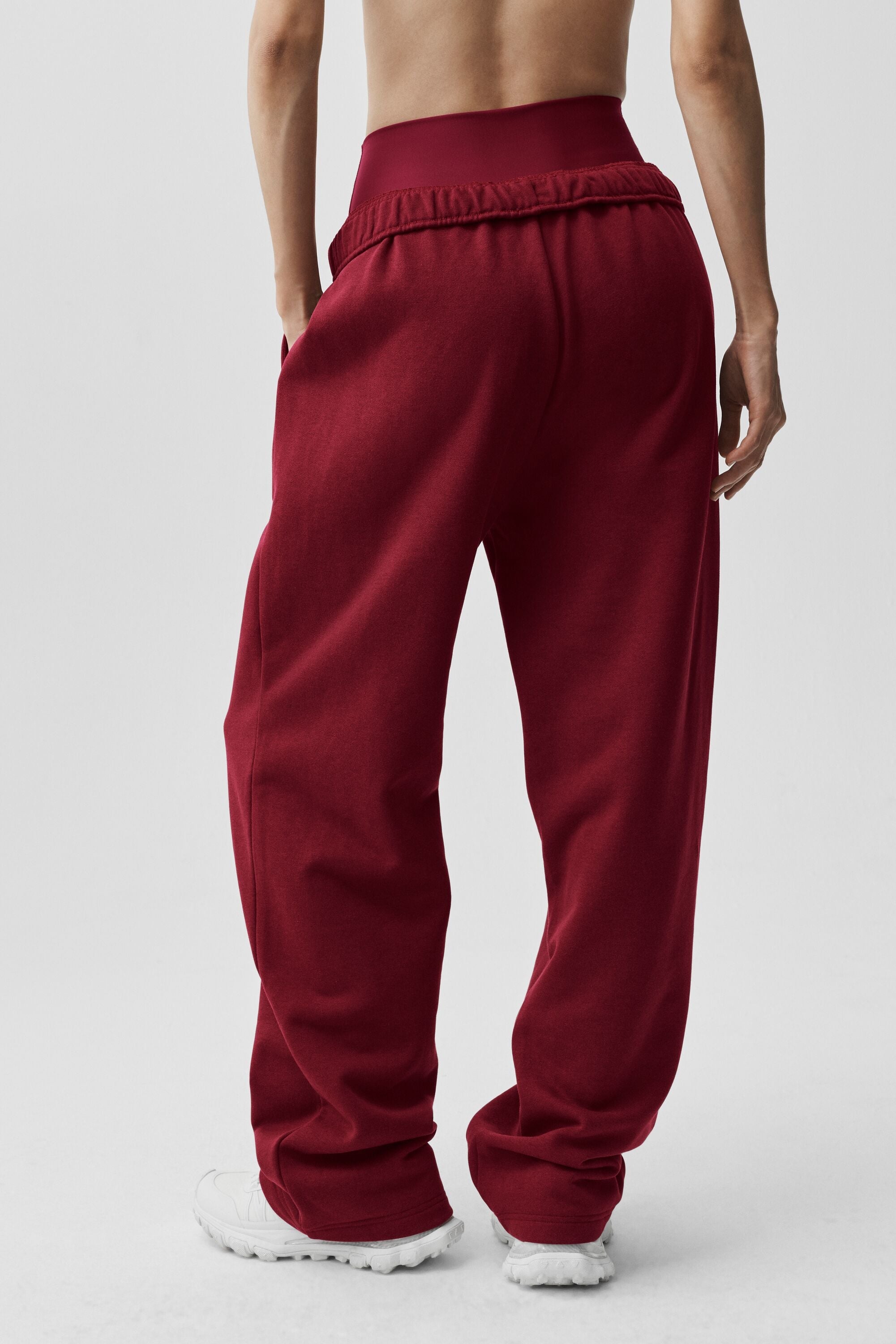 Alo Yoga Accolade Straight Leg Sweatpant - Summer Romance Red