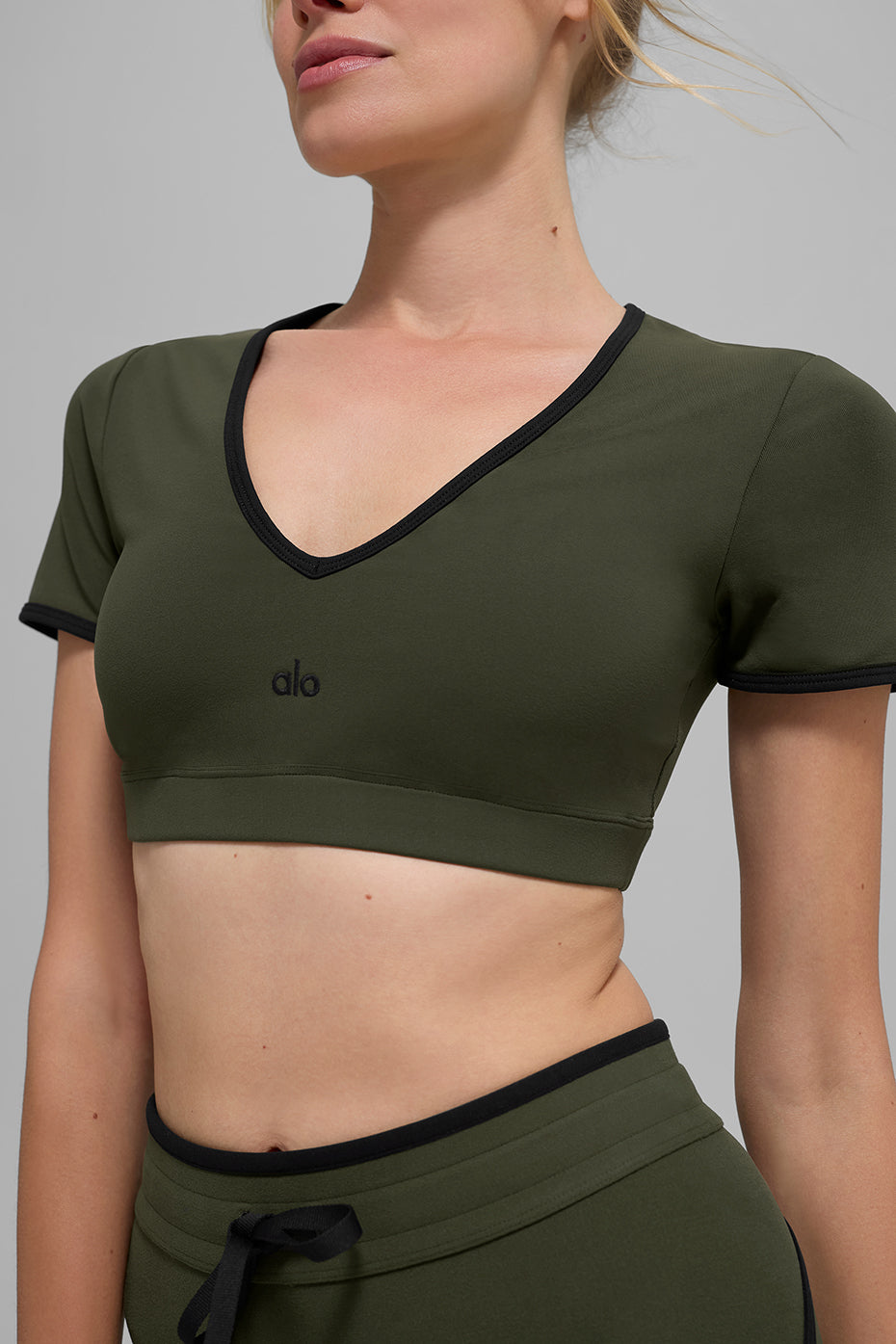 Alo Yoga Airbrush Race Pace Short Sleeve - Green Olive/Black