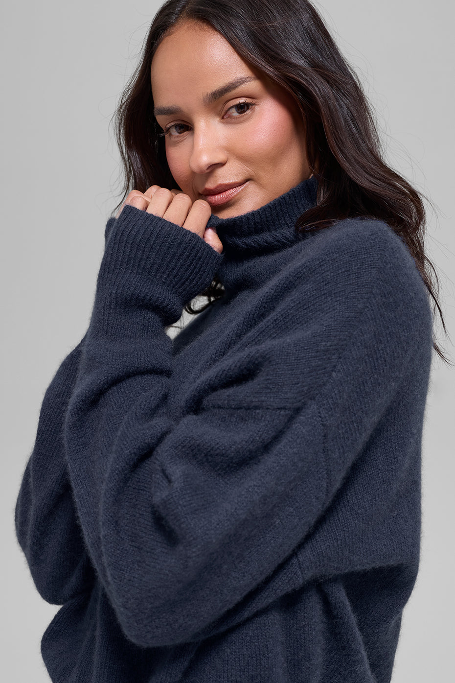 Alo Yoga Wool Cashmere Cropped New Class Turtleneck Sweater - Navy