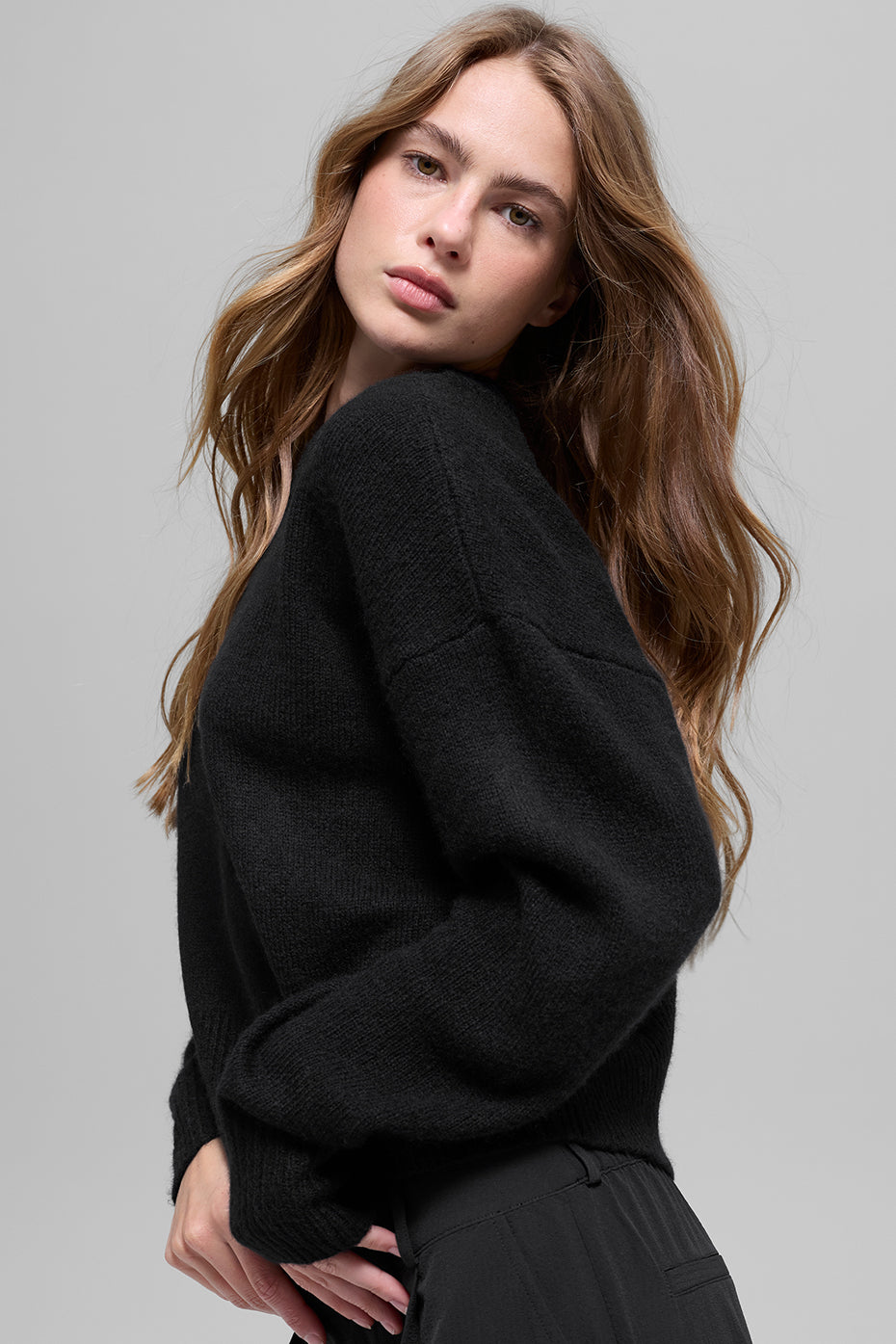 Alo Yoga Wool Cashmere Cropped New Class Crewneck Sweater - Black