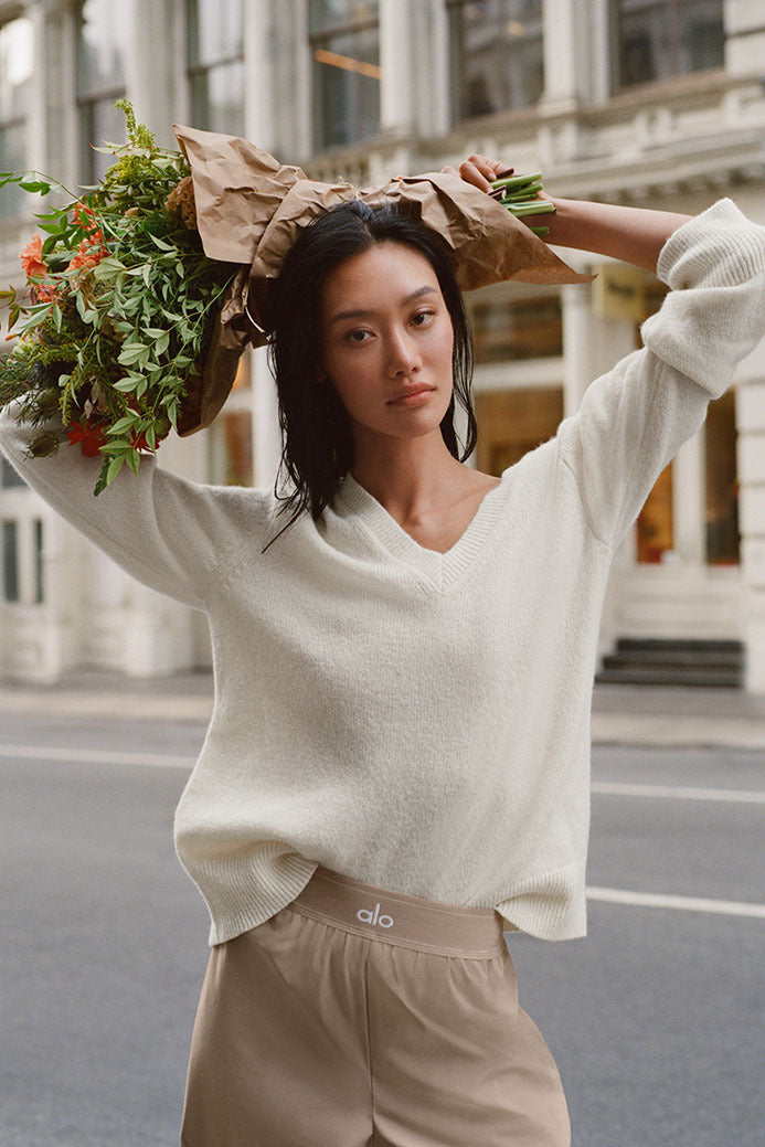 Alo Yoga Wool Cashmere New Class Oversized V-Neck Sweater - Ivory