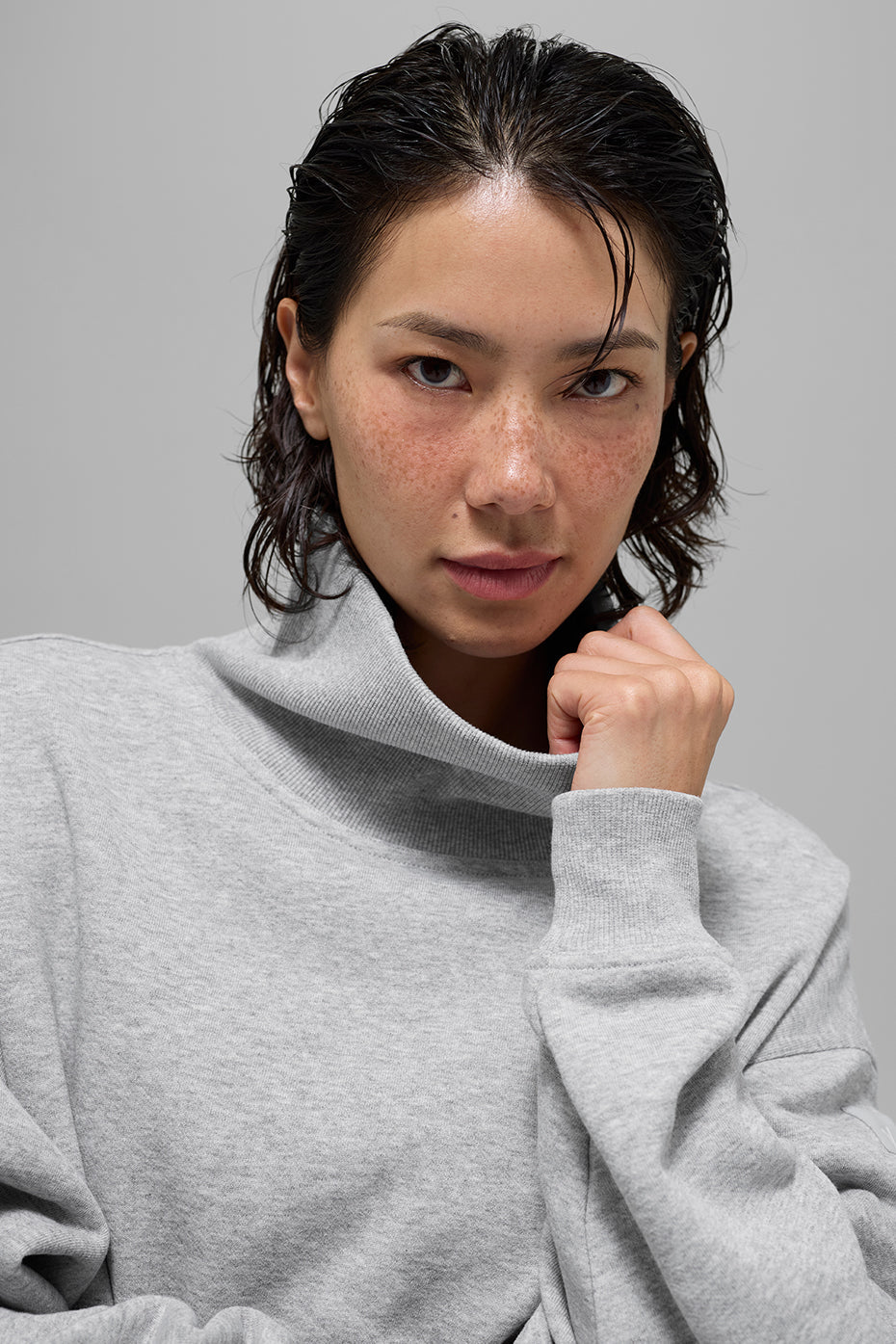 Alo Yoga Hazy Mock Neck Pullover - Athletic Heather Grey