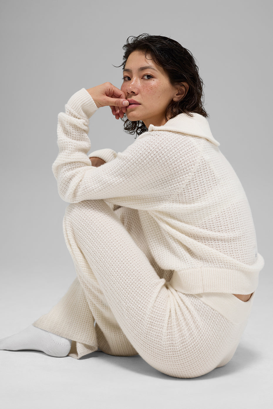 Alo Yoga Cashmere Plush Waffle 1/4 Zip Pullover - Ivory