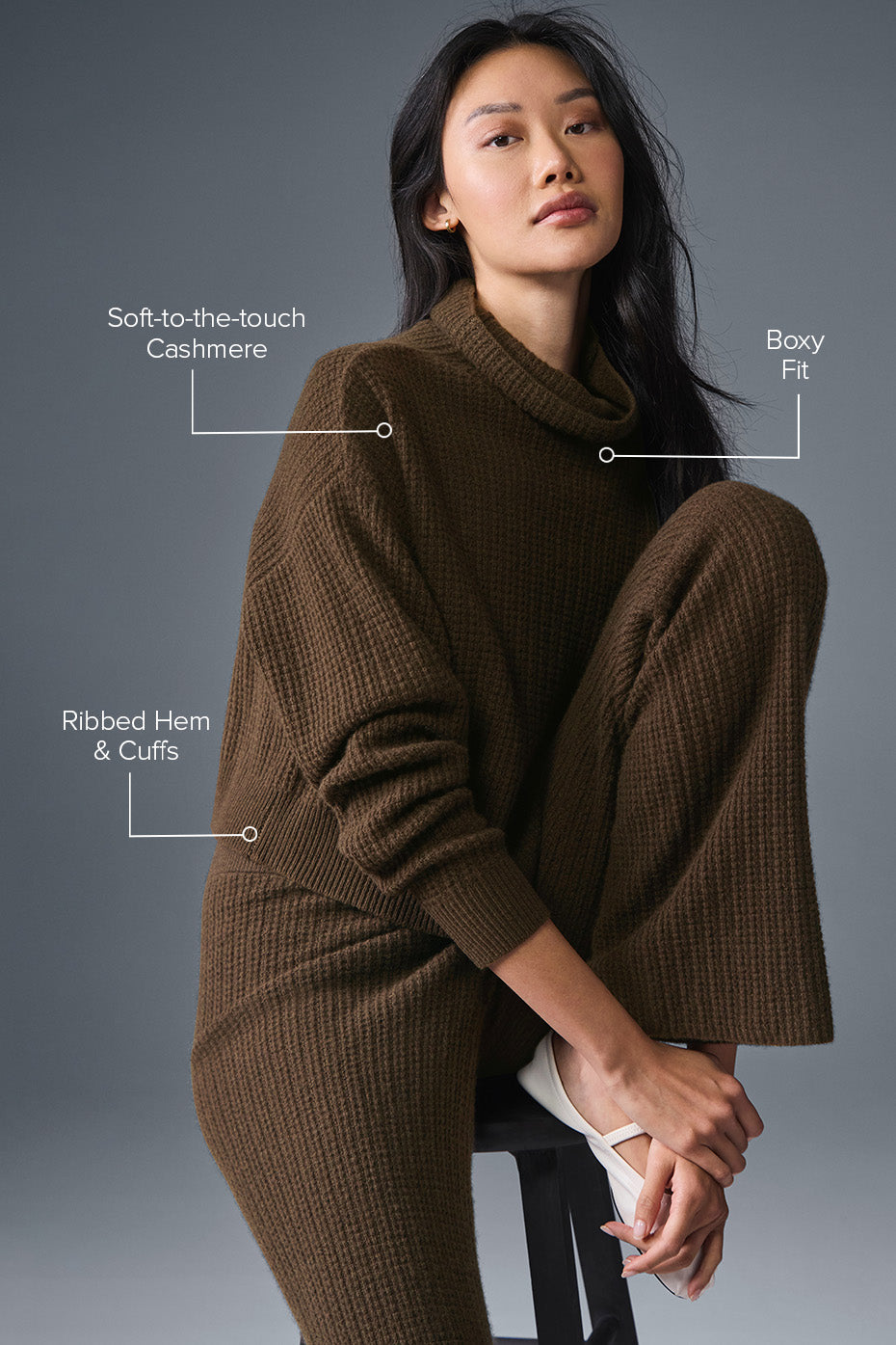 Alo Yoga Cashmere Plush Waffle Turtleneck Pullover - Espresso