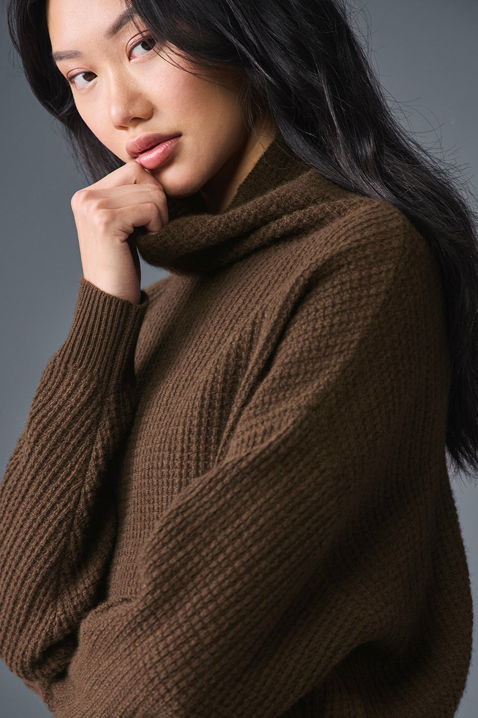 Alo Yoga Cashmere Plush Waffle Turtleneck Pullover - Espresso
