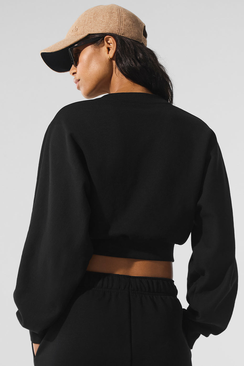 Alo Yoga Cropped Accolade Crewneck - Black
