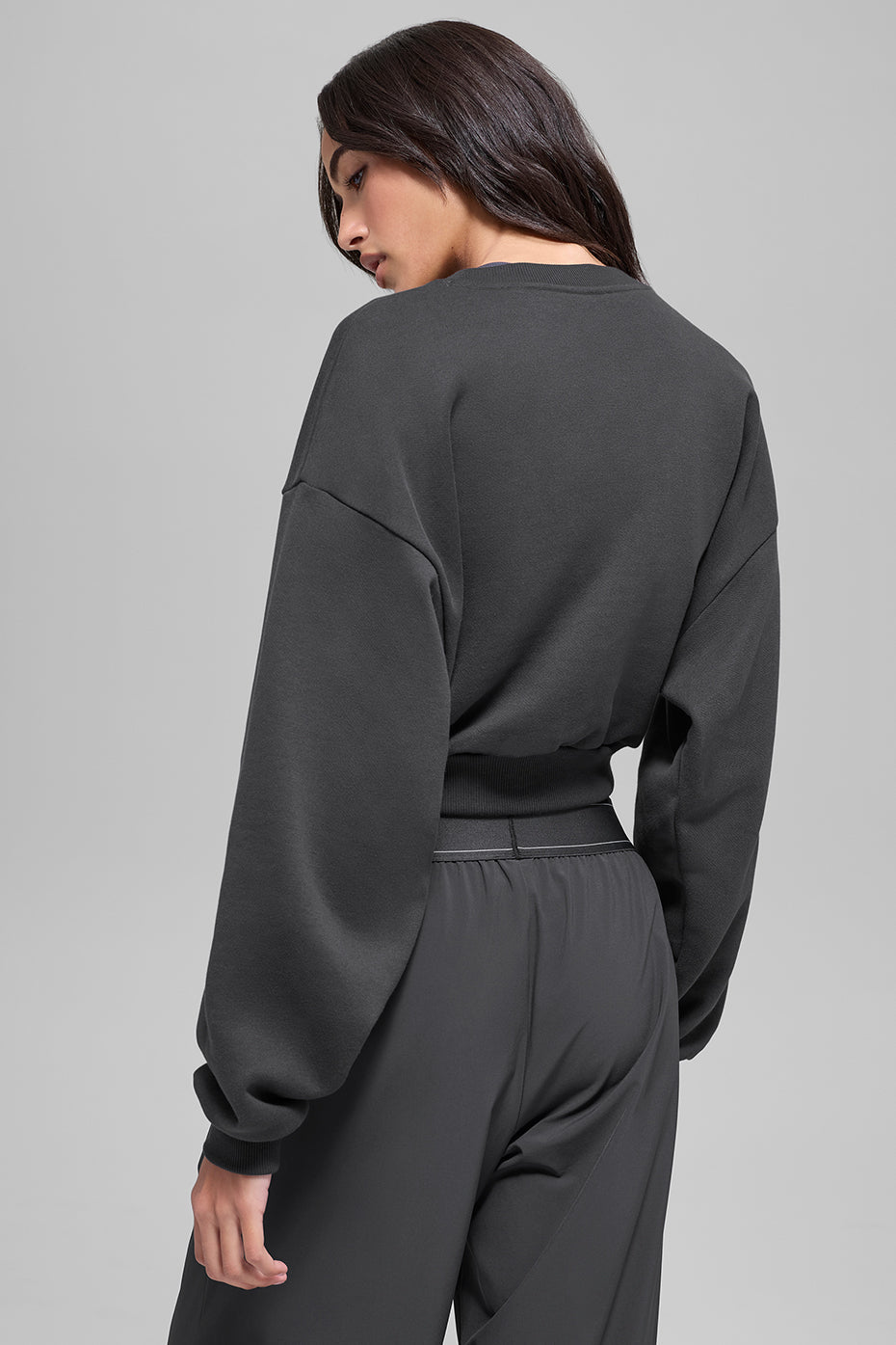 Alo Yoga Cropped Accolade Crewneck - Anthracite