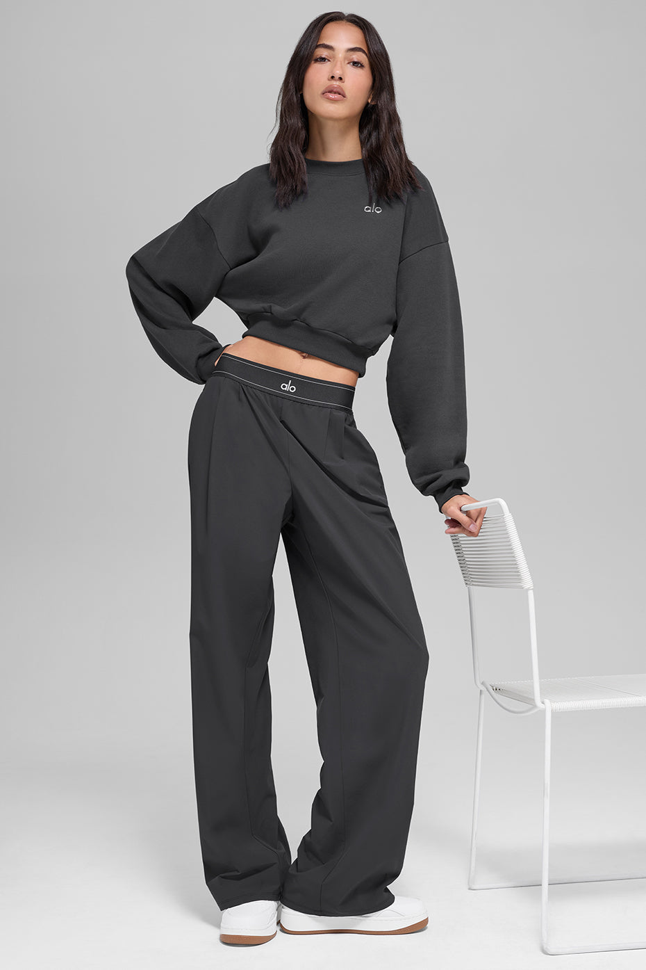Alo Yoga Cropped Accolade Crewneck - Anthracite