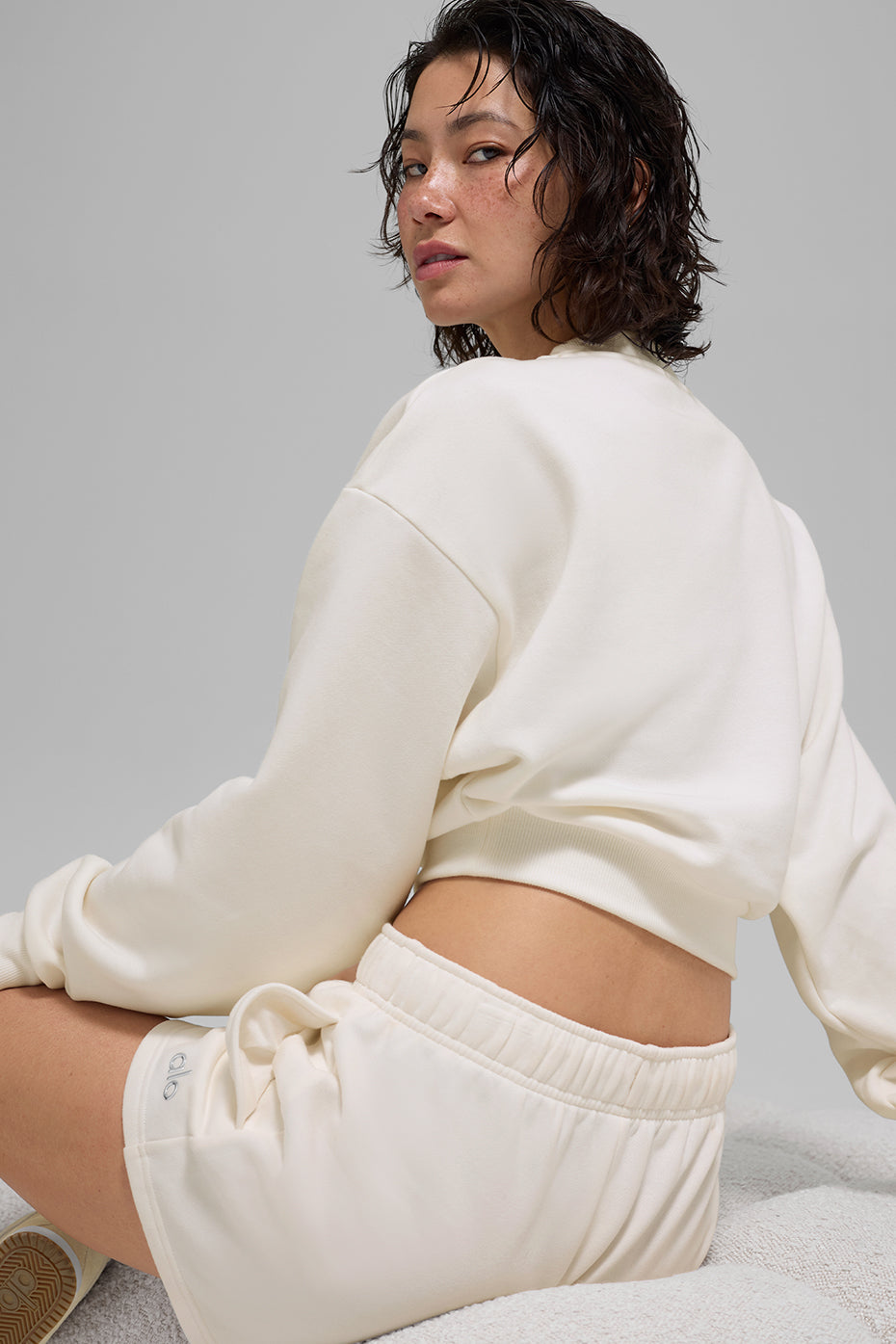 Alo Yoga Cropped Accolade Crewneck - Ivory