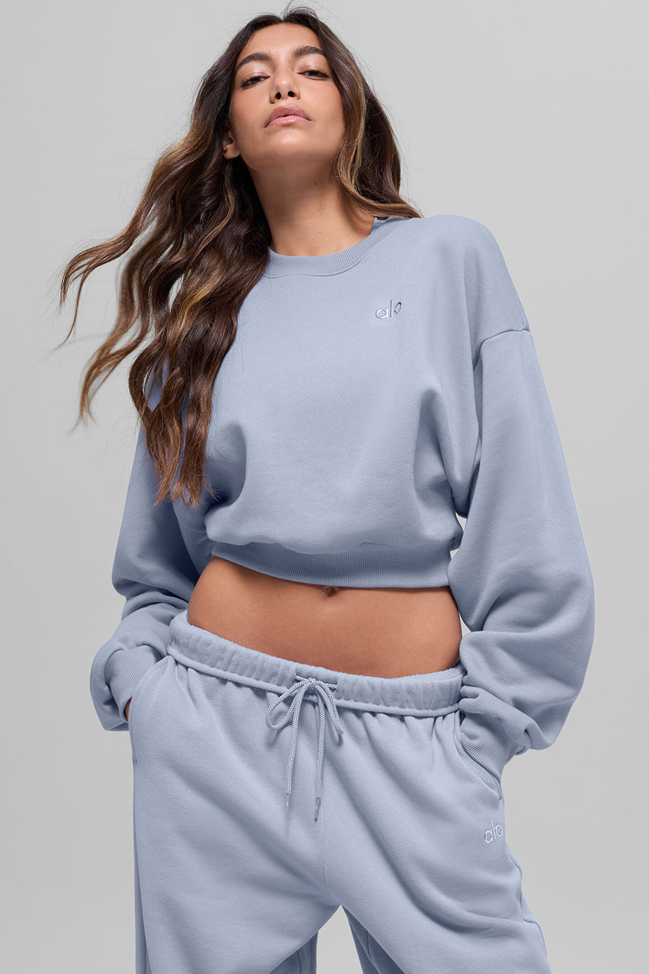 Alo Yoga Cropped Accolade Crewneck - Winter Frost