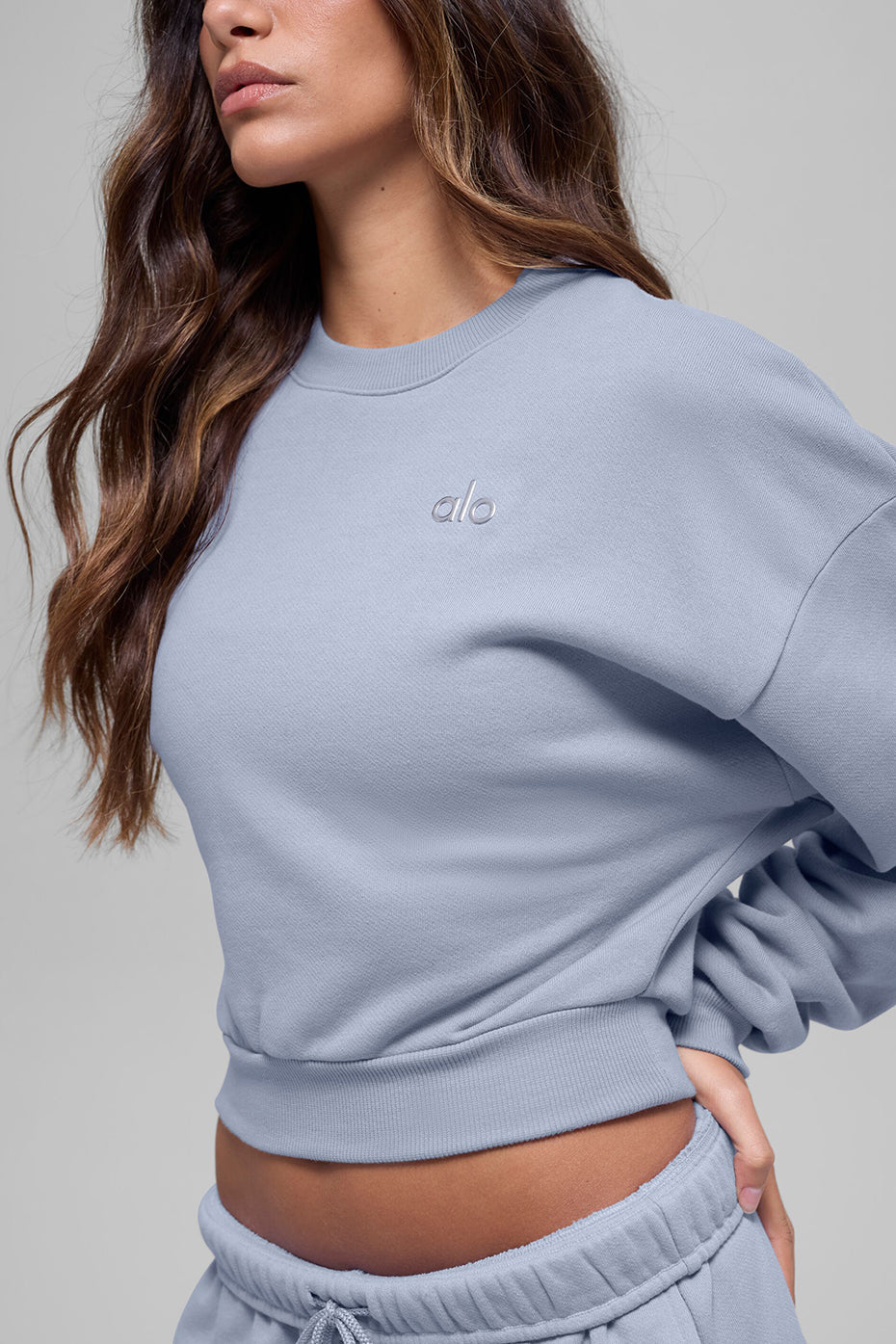Alo Yoga Cropped Accolade Crewneck - Winter Frost
