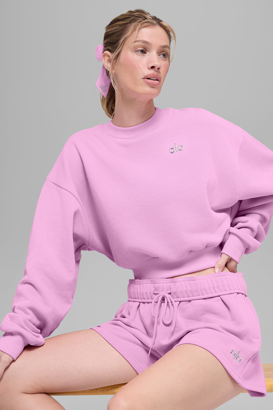 Alo Yoga Cropped Accolade Crewneck - Candy Heart Pink