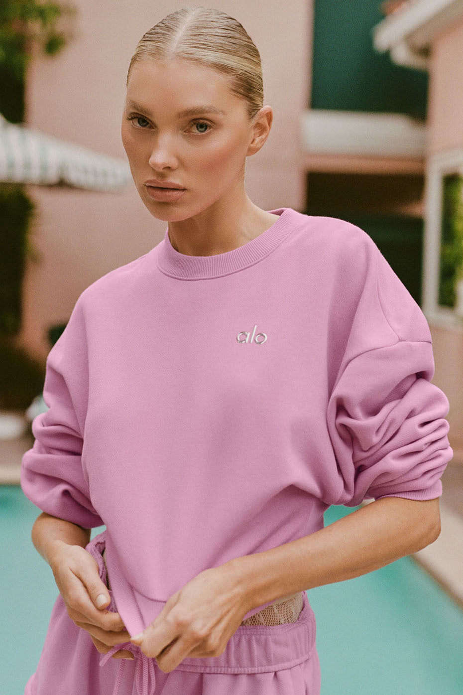 Alo Yoga Cropped Accolade Crewneck - Candy Heart Pink
